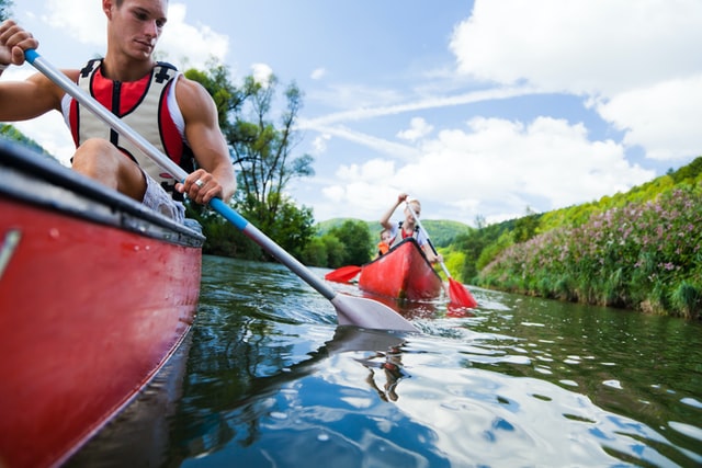 Le kayak canoé gonflable, un bon équipement de divertissement nautique