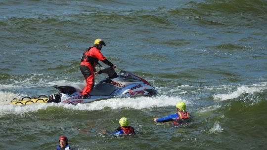 La bouée tractée, un excellent moyen de divertissement pratique dans de l’eauu